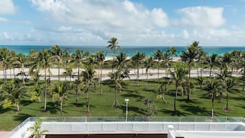 Ocean Front 1 King Bed, Private Terrace | Näkymä rannalle/valtamerelle