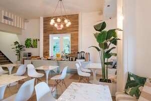 Desayuno completo diario (USD 10.24 por persona)