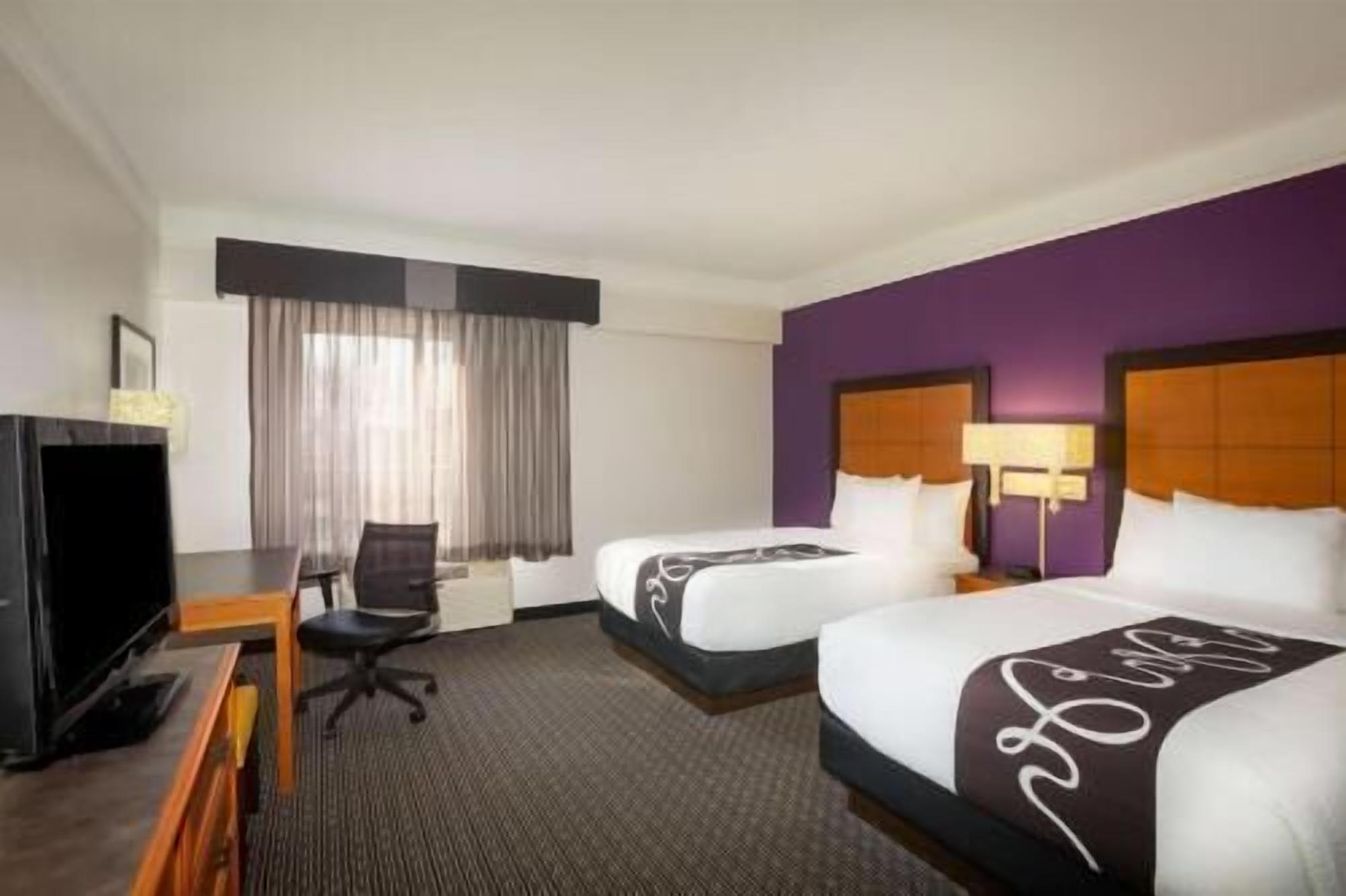 Roupas de cama premium, escrivaninha, espaço de trabalho para notebook