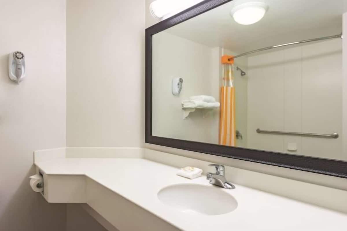 Baño | Tina con regadera, amenidades de baño gratuitas, secadora de cabello