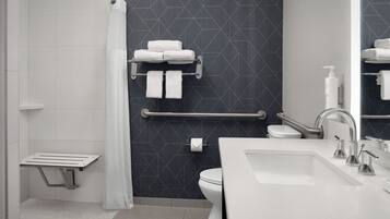 Un baño moderno con ducha, inodoro y lavabo.