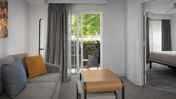 1 soverom, skrivebord for bærbar PC og blendingsgardiner