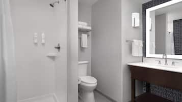 Ein modernes Badezimmer mit Dusche, Toilette und Waschbecken.