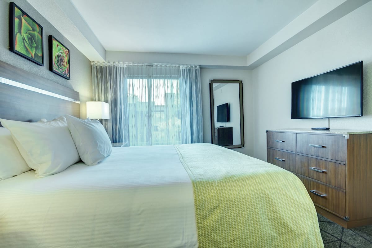 2 bedrooms, pillow-top beds, in-room safe, blackout curtains