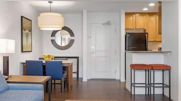 Suite, 2 Bedrooms | Living room