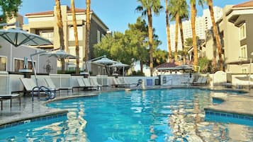 Alberca al aire libre y camastros