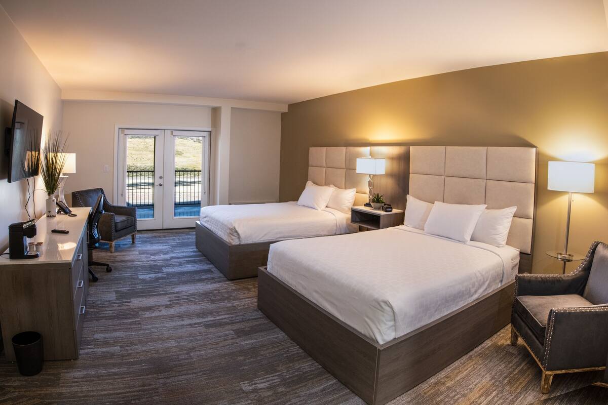 Habitación Deluxe, 2 camas Queen size, balcón | Tabla de planchar con plancha, wifi gratis, despertador y ropa de cama