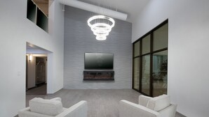 Lobby sitting area - Apache Gold Resort Hotel (San Carlos)