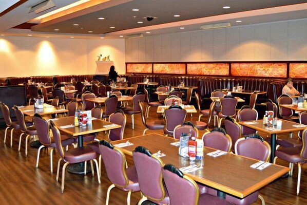 3 restaurants, American cuisine