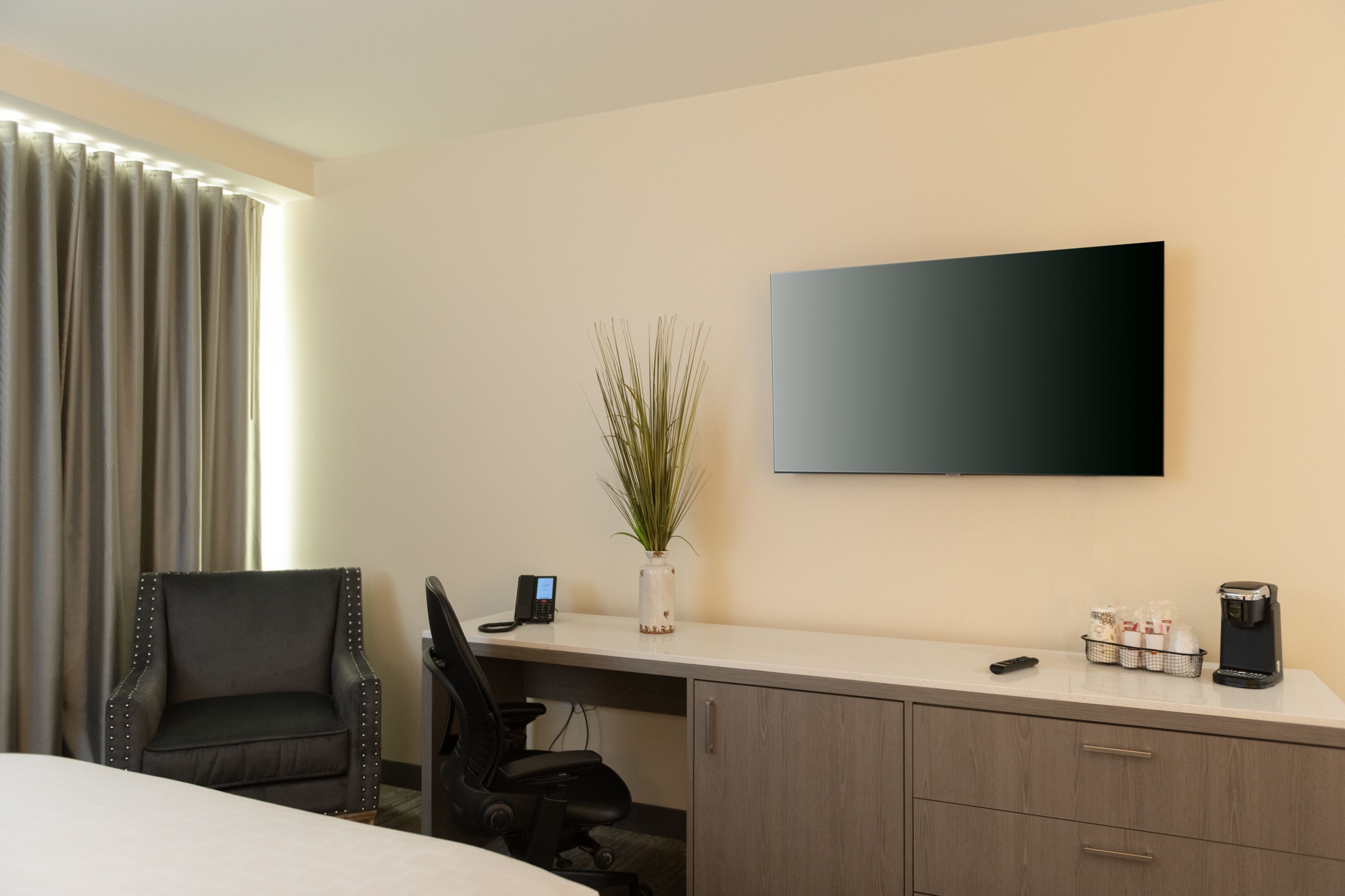 economy room, 1 king bed, accessible | 1 bedroom, iron/ironing board, free wifi, bed sheets