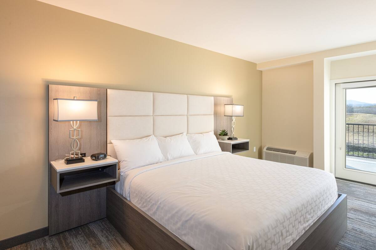 Tabla de planchar con plancha, wifi gratis, despertador y ropa de cama