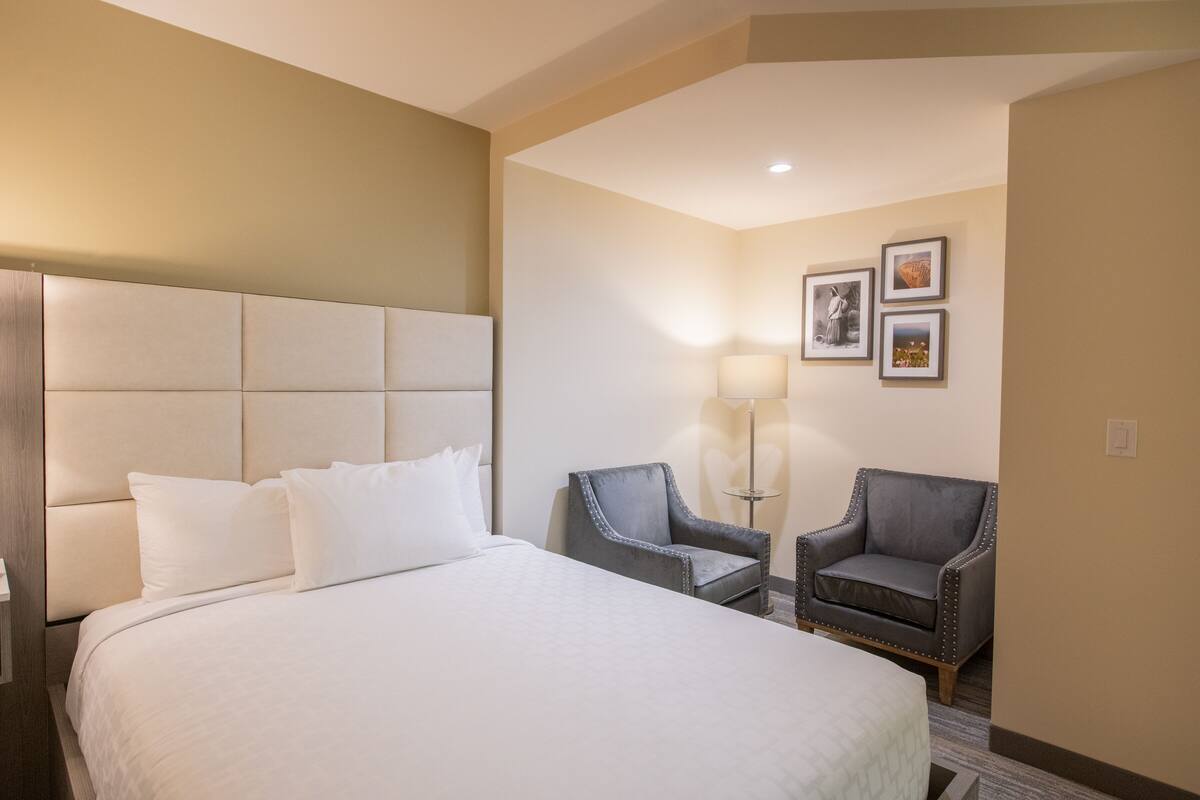 Habitación superior, 2 camas Queen size | Tabla de planchar con plancha, wifi gratis, despertador y ropa de cama