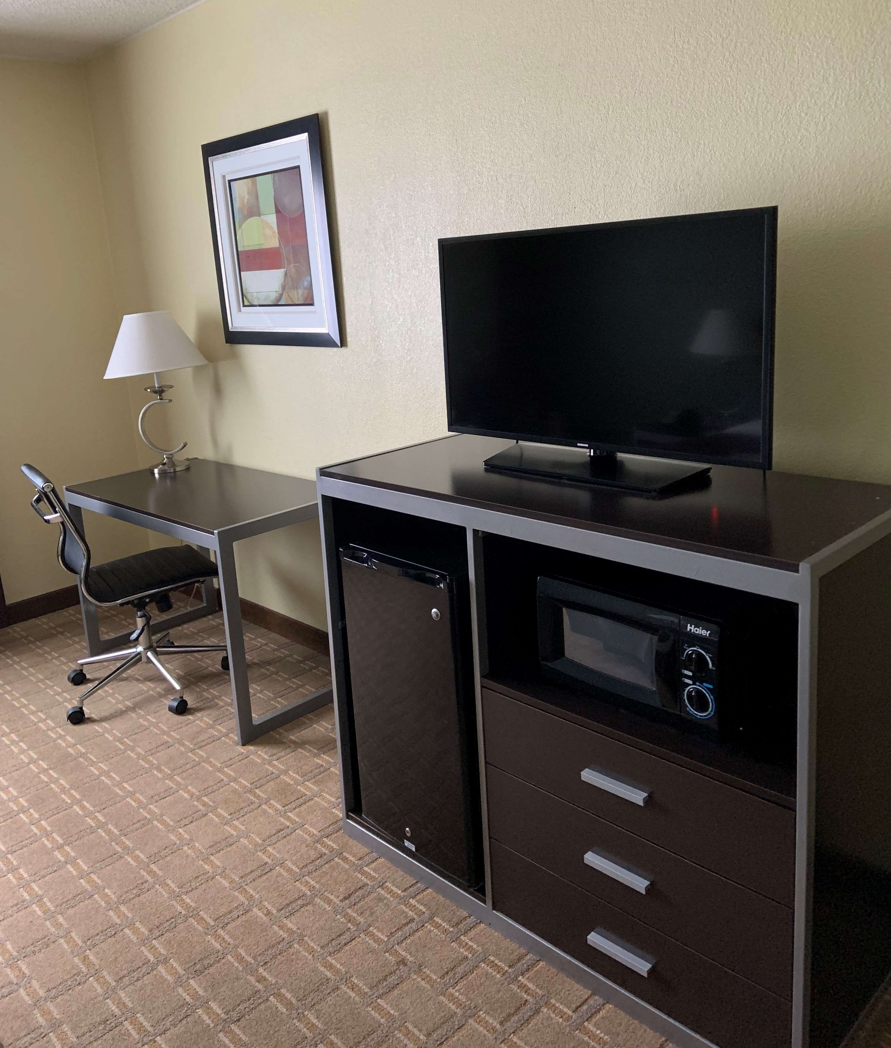in-room safe, desk, laptop workspace, blackout curtains
