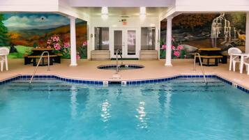 Sisäuima-allas, kauden mukainen ulkouima-allas, aurinkovarjoja