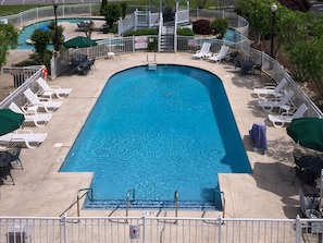 Piscina coberta, piscina a l'aire lliure de temporada i para-sols