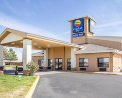 Un hotel Comfort Inn con piscina interior, estacionamiento techado y un diseño sencillo y funcional.