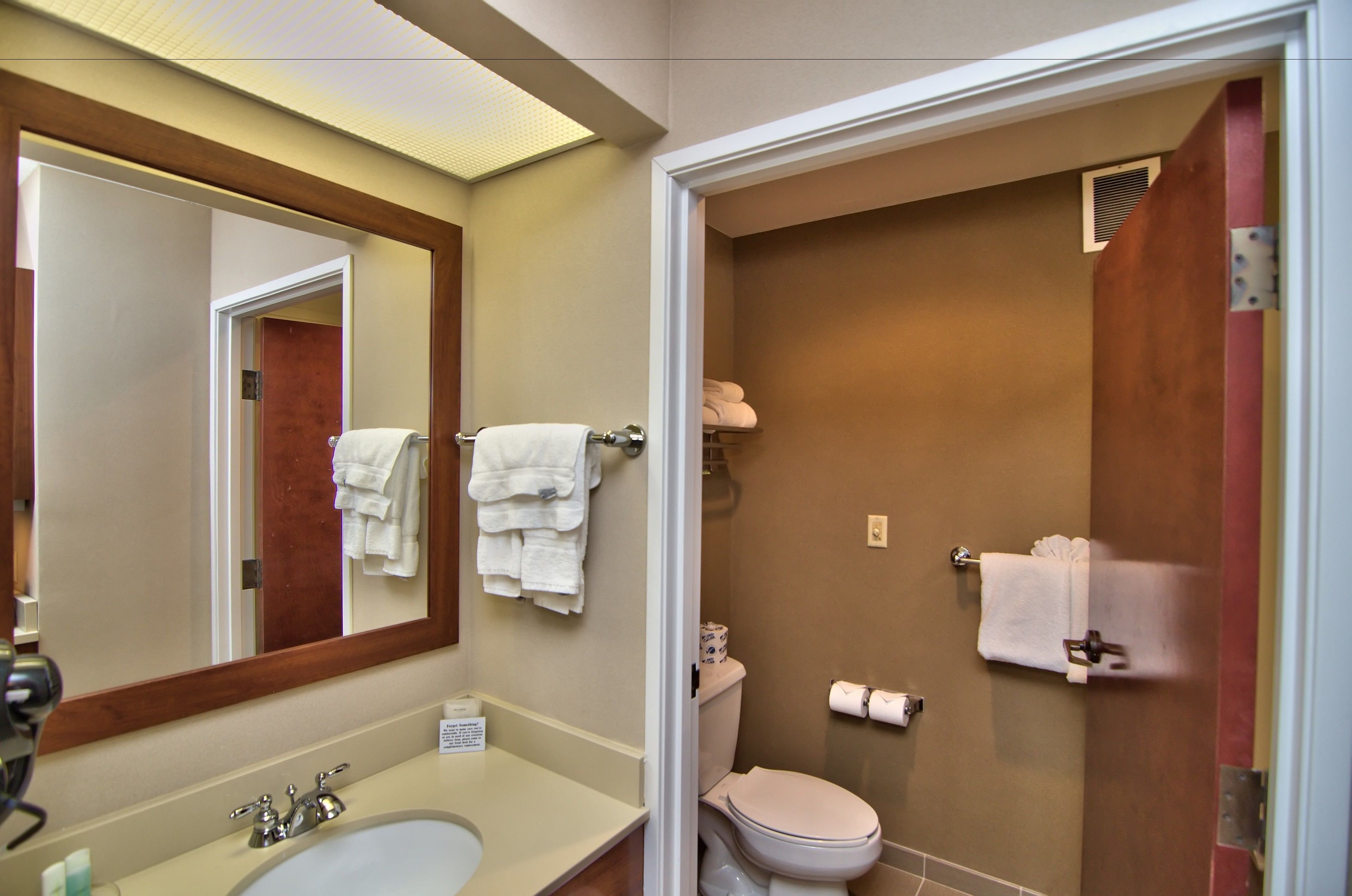 combined shower/bathtub, free toiletries, towels, soap