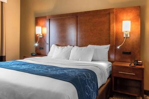 Hypo-allergenic bedding, down duvets, desk, laptop workspace - Comfort Suites Scranton near Montage Mountain (Moosic)