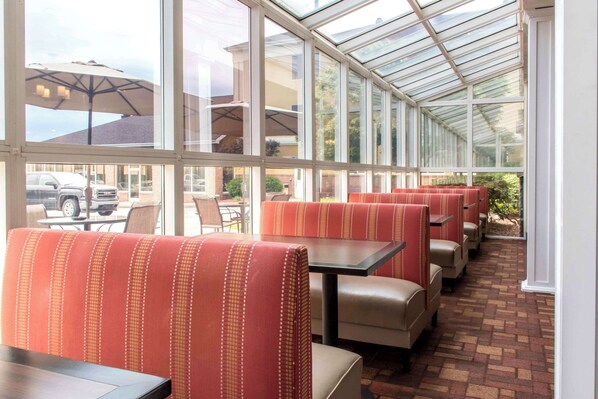 Free daily full breakfast - Comfort Suites Scranton near Montage Mountain (Moosic)