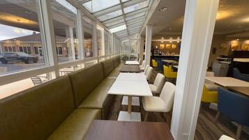 Petit déjeuner complet compris tous les jours