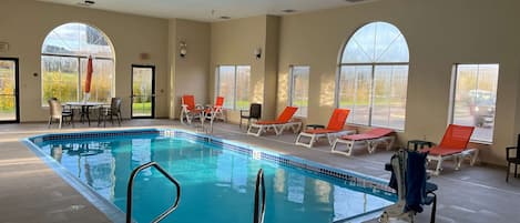 Piscine intérieure, chaises longues