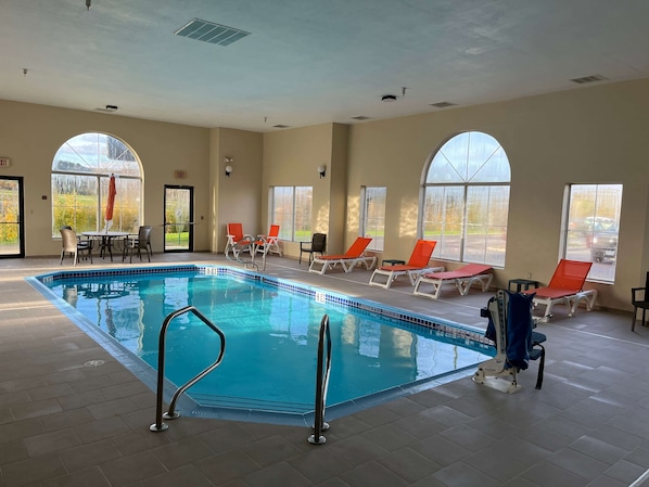 Indoor pool, sun loungers