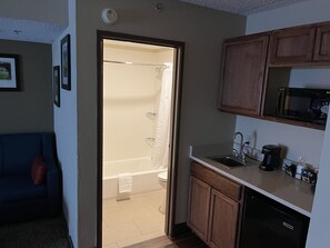Suite studio Deluxe, 1 très grand lit, non-fumeur | Salle de bain | Articles de toilette griffés, séchoir à cheveux, serviettes fournies
