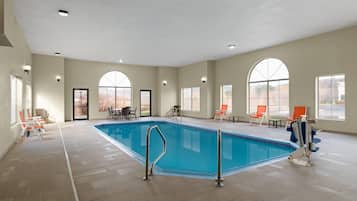 Piscine couverte, chaises longues