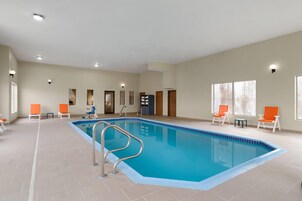 Indoor pool, sun loungers