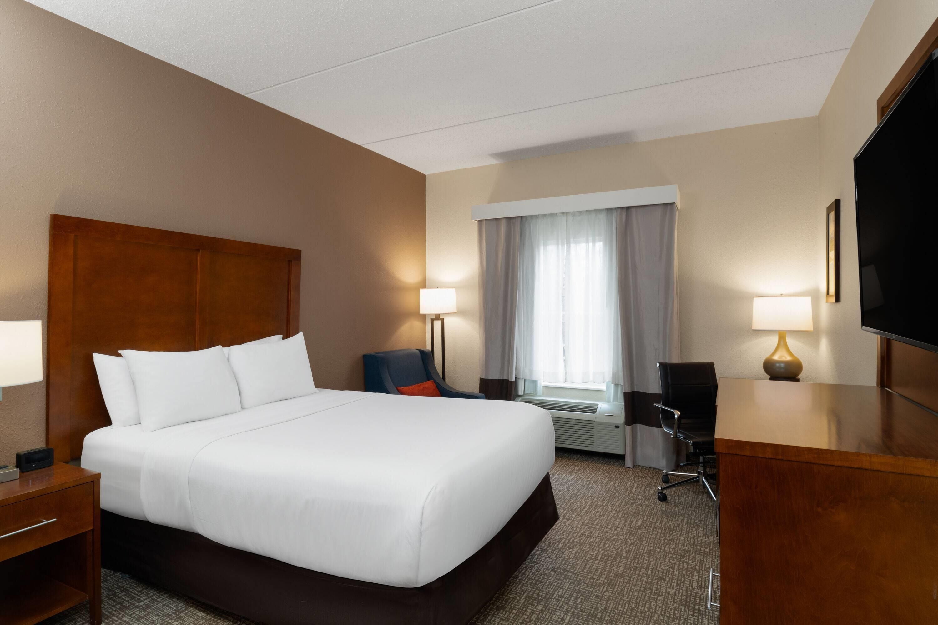 Room, 1 Queen Bed, Accessible, Non Smoking (Mob,Tub w/Grab Bars) | Desk, laptop workspace, blackout drapes, iron/ironing board