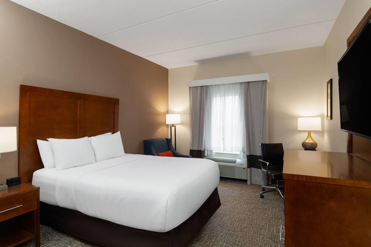 Room, 1 Queen Bed, Accessible, Non Smoking (Mob,Tub w/Grab Bars) | Desk, laptop workspace, blackout drapes, iron/ironing board