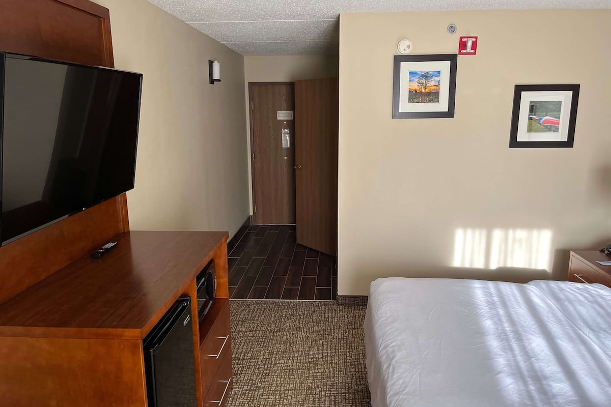Escritorio, espacio para trabajar con laptop y cortinas blackout