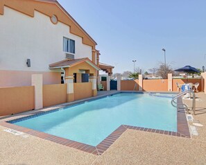 Piscine extérieure en saison