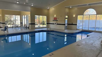 Una piscina techada, una piscina al aire libre