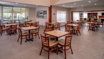 Sudah termasuk sarapan prasmanan setiap hari