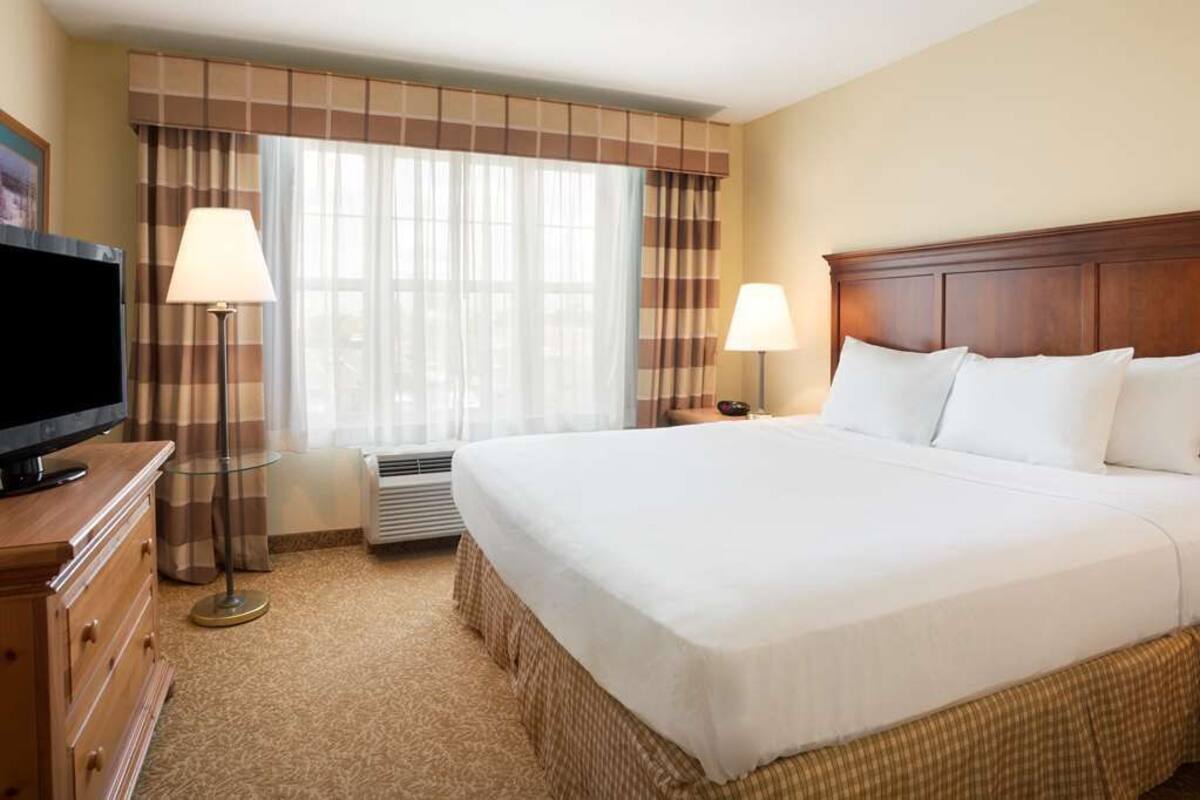 Desk, iron/ironing board, WiFi (free), bed sheets