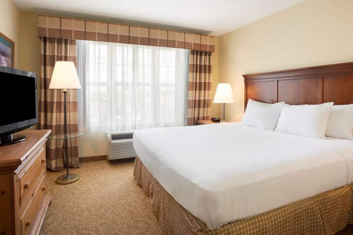 Desk, iron/ironing board, WiFi (free), bed sheets