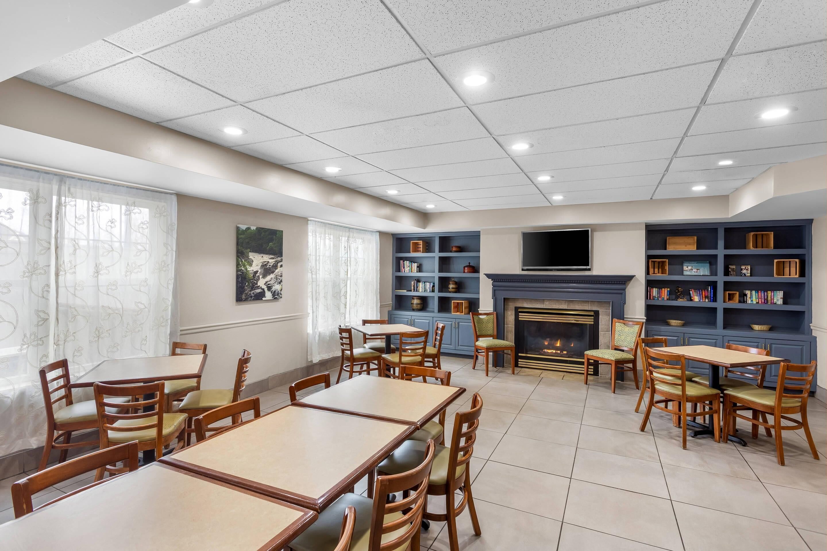 بوفيه فطور مجانًا يوميًا