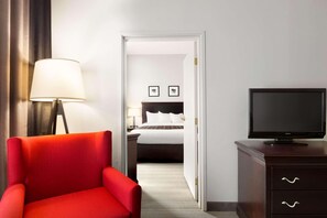 Escritorio, tabla de planchar con plancha, cunas gratuitas