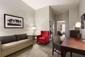 Suite, 1 habitación, no fumadores | Escritorio, tabla de planchar con plancha, cunas gratuitas