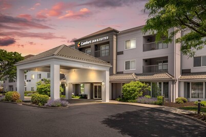 Comfort Inn & Suites Bethlehem Lehigh Valley Airport