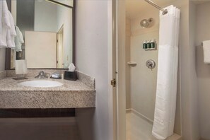 Combined shower/bathtub, free toiletries, hair dryer, towels