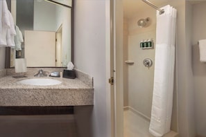 Combined shower/bathtub, free toiletries, hair dryer, towels