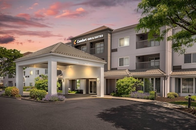 Comfort Inn & Suites Bethlehem Lehigh Valley Airport