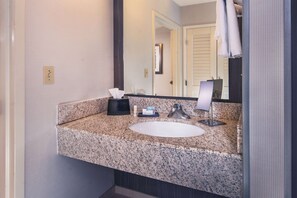 Combined shower/bathtub, free toiletries, hair dryer, towels