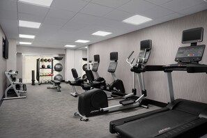 Ett gym med löpband, crosstrainers och fria vikter.