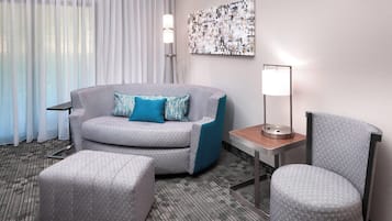 Ropa de cama de alta calidad, muebles diferentes y escritorio