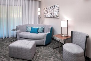 Suite, 1 habitación, balcón | Ropa de cama de alta calidad, muebles diferentes y escritorio 