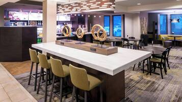 Melayani sarapan dan makan malam dengan sajian masakan Amerika