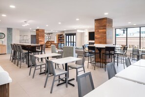 Free daily full breakfast  - Garner Hotel Pigeon Forge Downtown by IHG (Pigeon Forge)